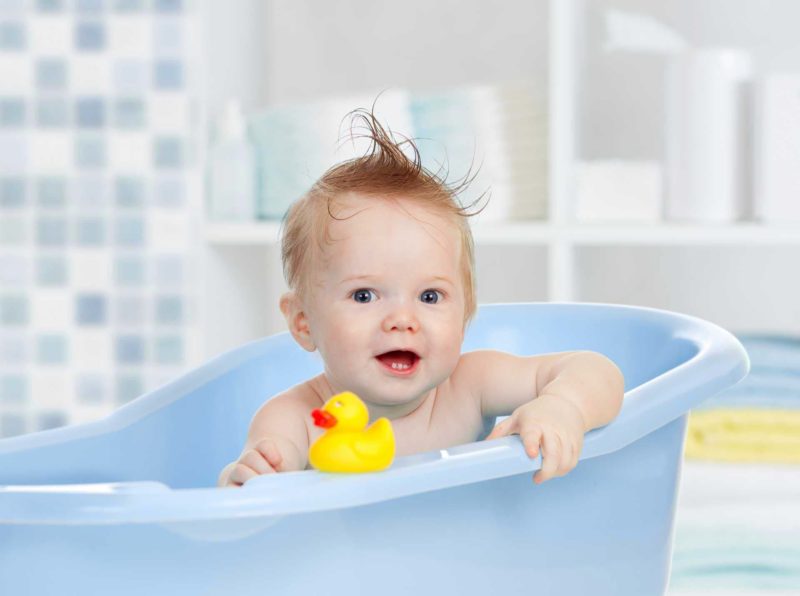 Bébé dans une baignoire